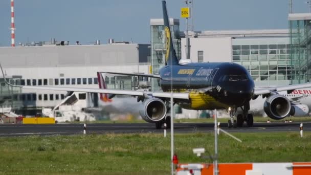 Airbus A320 Borussia Dortmund libré taxiando — Vídeo de Stock