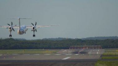 İkiz motor turboprop uçak iniş