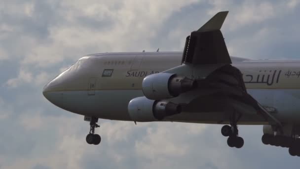 Närmar sig av Boeing 747 av saudiarabiska fraktflygbolag — Stockvideo