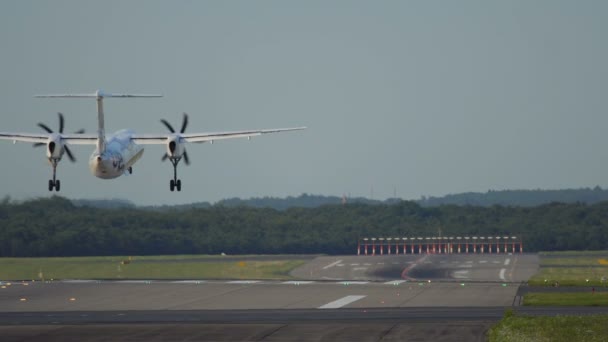 Zweimotoriges Turboprop-Flugzeug landet — Stockvideo