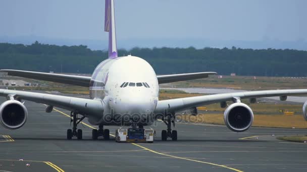 Airbus A380 тайських авіаліній, будучи буксирування — стокове відео