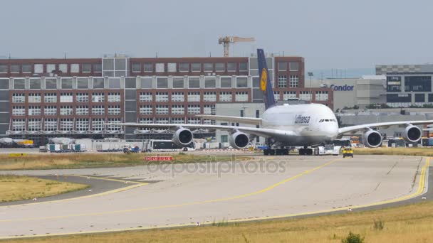 Airbus A380 linii lotniczych Lufthansa jest holowanie — Wideo stockowe