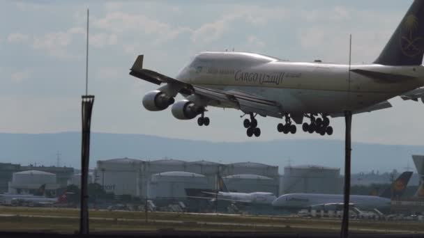 사우디 아라비아 화물 항공의 보잉 747의 접근 — 비디오
