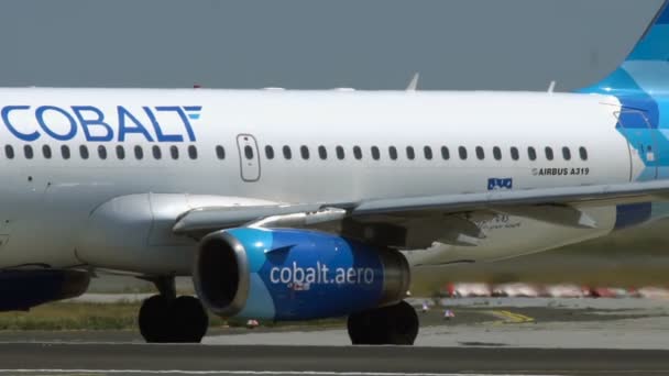 Cobalt Air Airbus A319 για τροχοδρόμου — Αρχείο Βίντεο