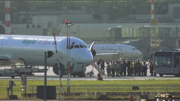 Pasajeros abordando el McDonnell Douglas MD-82 — Vídeo de stock