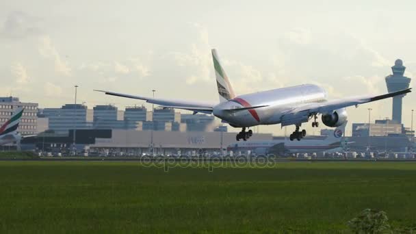 O Boeing 777F A6-EFG da Emirates Skycargo Airways está pousando — Vídeo de Stock