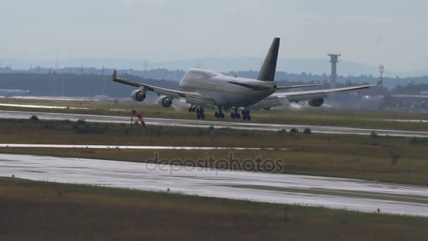 フランクフルト ・ アム ・ マイン空港でサウジアラビアの貨物航空会社のボイング 747 土地します。 — ストック動画