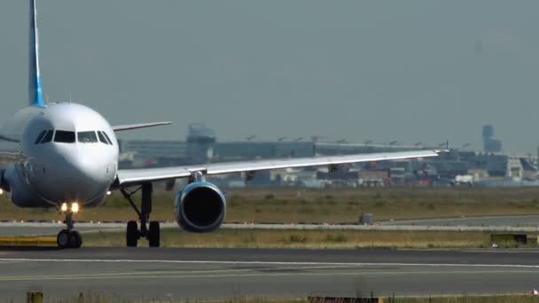 Cobalt Air Airbus A319 en la pista de rodaje — Vídeo de stock