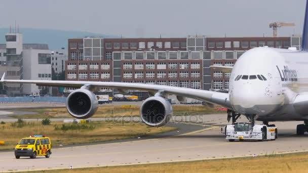 Airbus A380 Superjumbo sendo reboque — Vídeo de Stock