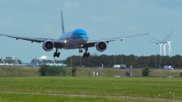 Boeing 777 da KLM linhas aéreas pousa no aeroporto de Schiphol — Vídeo de Stock
