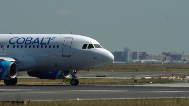 Kobalt powietrza Airbus A319 na drogi kołowania — Wideo stockowe