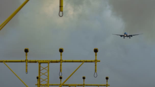 Широкофюзеляжный самолет на подходе — стоковое видео