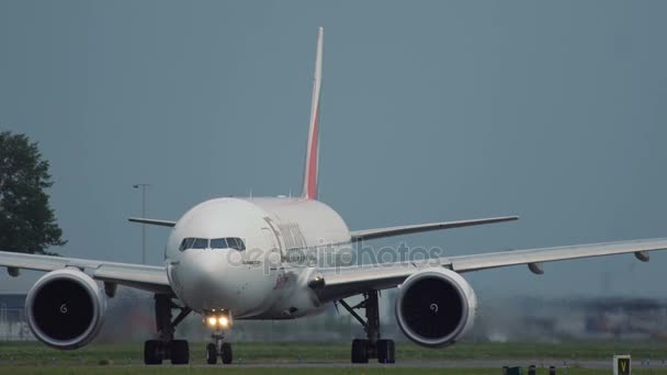 Оподаткування Boeing 777f Емірати Skycargo дихальних шляхів — стокове відео