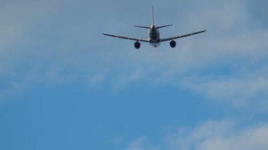 Mavi gökyüzünde basık uçak