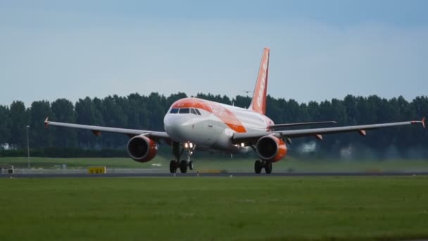 Airbus A320 της Easy Jet Airlines απογειώνεται — Αρχείο Βίντεο