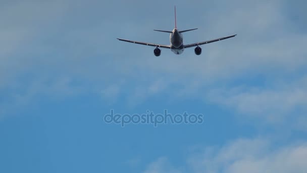 Receding airplane in blue sky — Stock Video