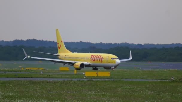 Boeing 737 da Tuifly Airlines aterragem no aeroporto de Frankfurt am Main — Vídeo de Stock