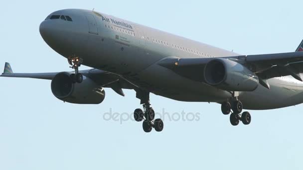 Nahaufnahme des sich nähernden Airbus A330-200 — Stockvideo