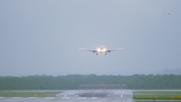 早朝に着陸したツイン エンジン飛行機 — ストック動画