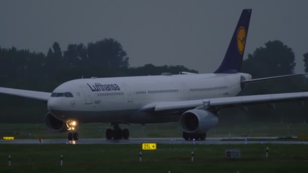 Lufthansa Airbus A330 slå på banan före avgång — Stockvideo