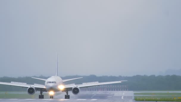 Airbus A330 компании Delta Airlines с ливреей Skyteam — стоковое видео