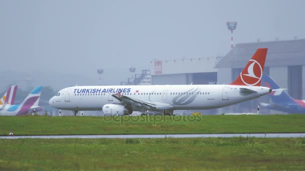 Airbus A321 de Turkish Airlines taxiing — Vídeos de Stock