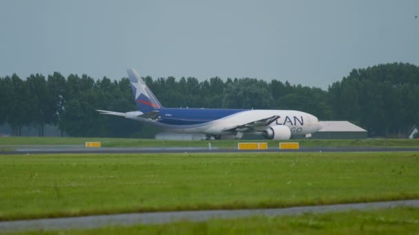 Boeing 777 delle linee aeree LAN Cargo che effettuano il rullaggio sulla pista — Video Stock