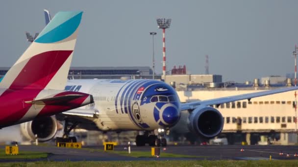 Boeing 787-9 Dreamliner librea de R2-D2 de Star Wars en rodaje — Vídeo de stock