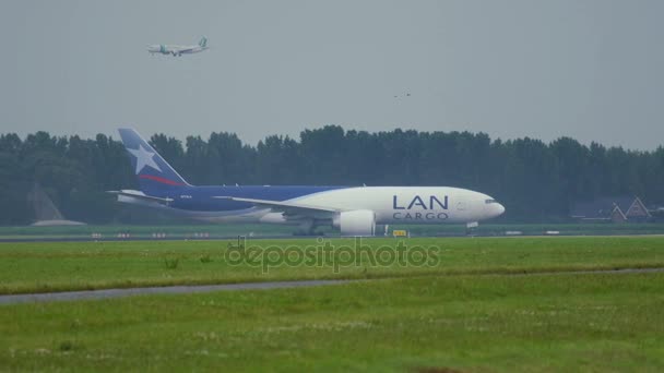 Lan Kargo Havayolları Boeing 777 kalkış için hazırlar — Stok video