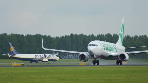 Leveszi a Transavia Boeing 737 Ph-Hxb — Stock videók