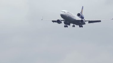 Lufthansa kargo Mcdonnell Douglas Md-11 yaklaşıyor