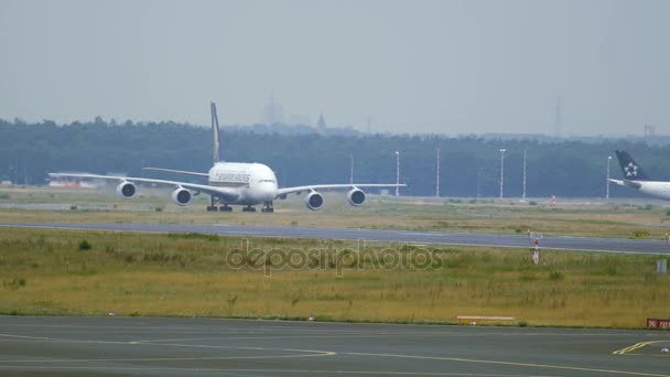 Airbus A380 van Singapore airlines taxiën op de start-en landingsbaan — Stockvideo