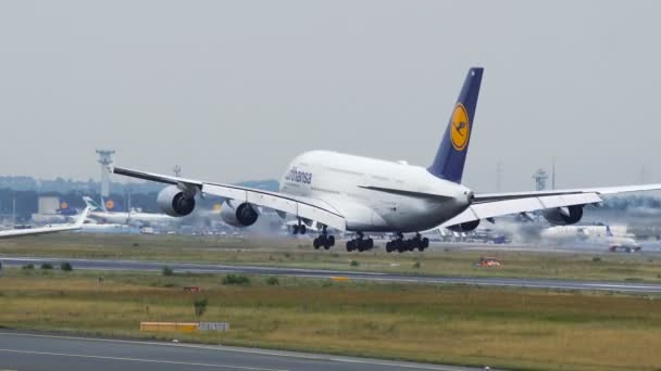 Lufthansas Superjumbo Airbus A380 landing op luchthaven Frankfurt am Main. — Stockvideo