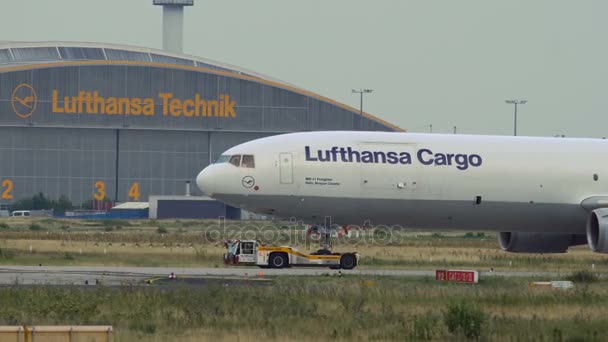 Lufthansa Cargo Mcdonnell Douglas Md – 11 vontatott — Stock videók