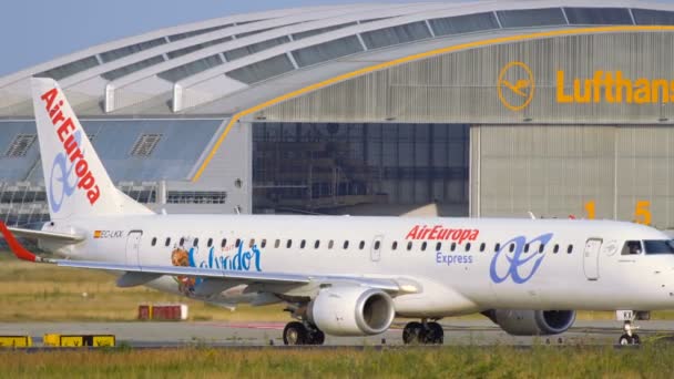 Embraer Erj-195lr av Air Europa taxning — Stockvideo