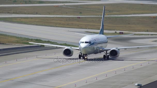 Boeing 737 da Belavia Airlines taxiing — Vídeo de Stock