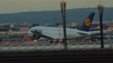 Frankfurt am Main Havalimanı'nda Lufthansas projenin Airbus A380 karada.
