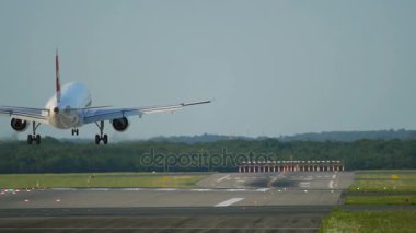 Uçak havaalanına varır.