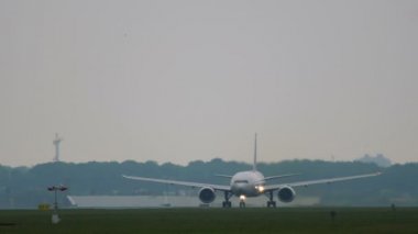 Schiphol havaalanında Boeing 777 Lan Kargo Havayolları çıkartıyor