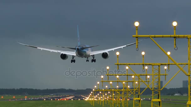 Boeing 737 di Tui fly Airlines atterrano con vento laterale — Video Stock