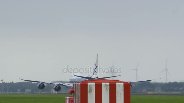 空気橋貨物航空のボーイング 747 が離陸します。 — ストック動画