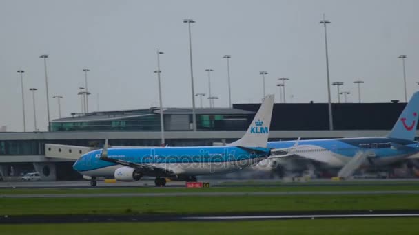 Boeing 737 - 9k 2 linii lotniczych Klm opuścił Lotnisko Amsterdam-Schiphol — Wideo stockowe