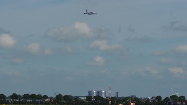 空客 A380 接近城市 — 图库视频影像