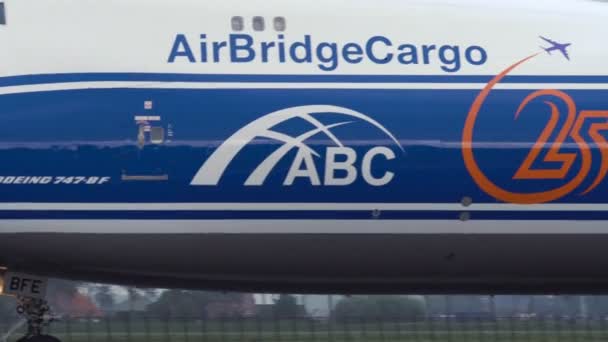 Boeing 747 van Air Bridge Cargo airlines versnellen op baan — Stockvideo