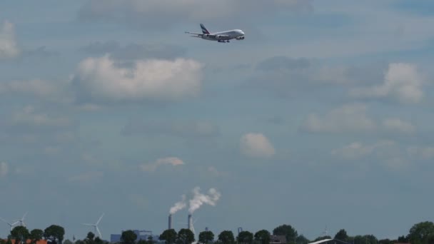 Superjumbo Airbus A380 közeledik a város felett — Stock videók