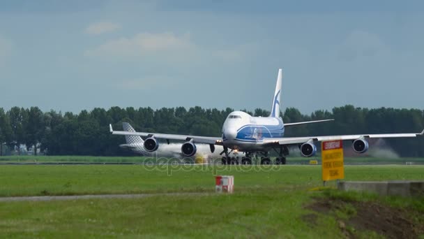 Βγάλτε τα Boeing 747 αεροπορικών εταιρειών Air Cargo γέφυρα — Αρχείο Βίντεο