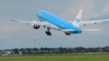 KLM Asya Boeing 777 irtifa kazanıyor