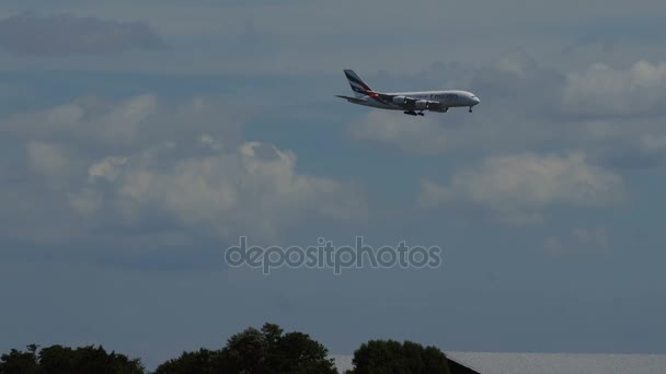 Şehrin üzerinde yaklaşan superjumbo Airbus A380 — Stok video