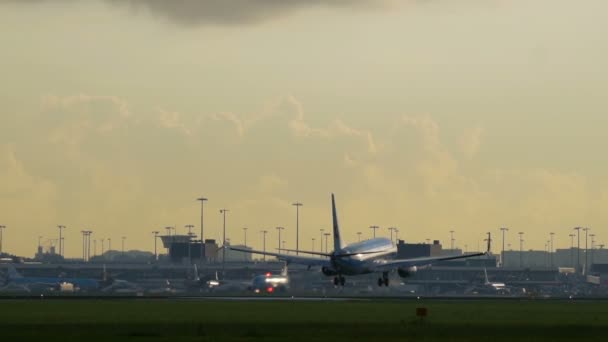 Boeing 737 de Tui Fly Airlines atterrissant à l'aéroport de Schiphol — Video