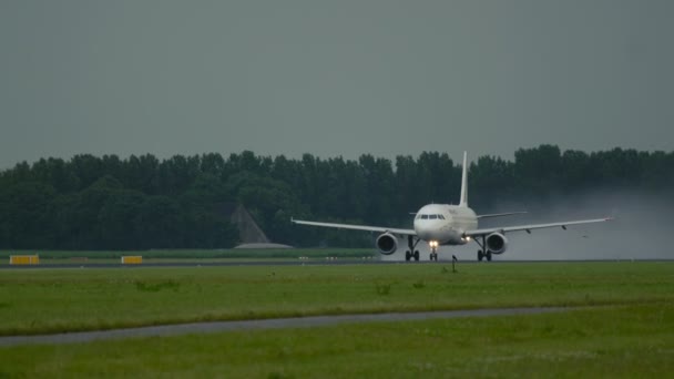 Airbus A320 delle compagnie aeree Air France decollano sulla pista bagnata — Video Stock